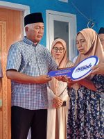 PENDIRI yayasan Nasab Foundation Nasri Abubakar menyerahkan kunci rumah secara simbolik kepada Ibu Soraya Hongi, Minggu (15/2/2026) PENDIRI yayasan Nasab Foundation Nasri Abubakar menyerahkan kunci rumah secara simbolik kepada Ibu Soraya Hongi, Minggu (15/2/2026)