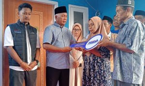 PENDIRI yayasan Nasab Foundation Nasri Abubakar menyerahkan kunci rumah secara simbolik kepada Ibu Soraya Hongi, Minggu (15/2/2026)