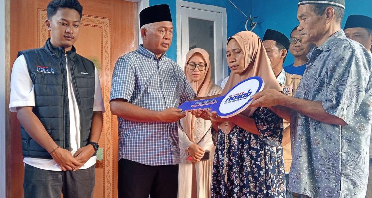 PENDIRI yayasan Nasab Foundation Nasri Abubakar menyerahkan kunci rumah secara simbolik kepada Ibu Soraya Hongi, Minggu (15/2/2026) PENDIRI yayasan Nasab Foundation Nasri Abubakar menyerahkan kunci rumah secara simbolik kepada Ibu Soraya Hongi, Minggu (15/2/2026)