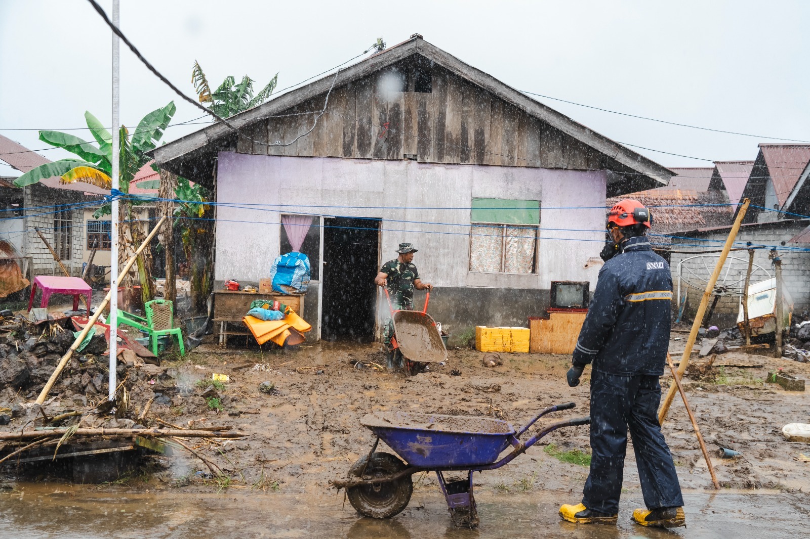 PASCA bencana banjir di Kecamatan Ibu, Halmahera Barat, Harita Nickel menerjunkan Emergency Response Team yang turut membantu warga membersihkan sisa puing-puing yang terbawa banjir.