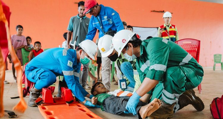 WARGA Desa Kawasi memerankan korban bencana dalam simulasi evakuasi untuk meningkatkan kesiapsiagaan dan respons darurat WARGA Desa Kawasi memerankan korban bencana dalam simulasi evakuasi untuk meningkatkan kesiapsiagaan dan respons darurat