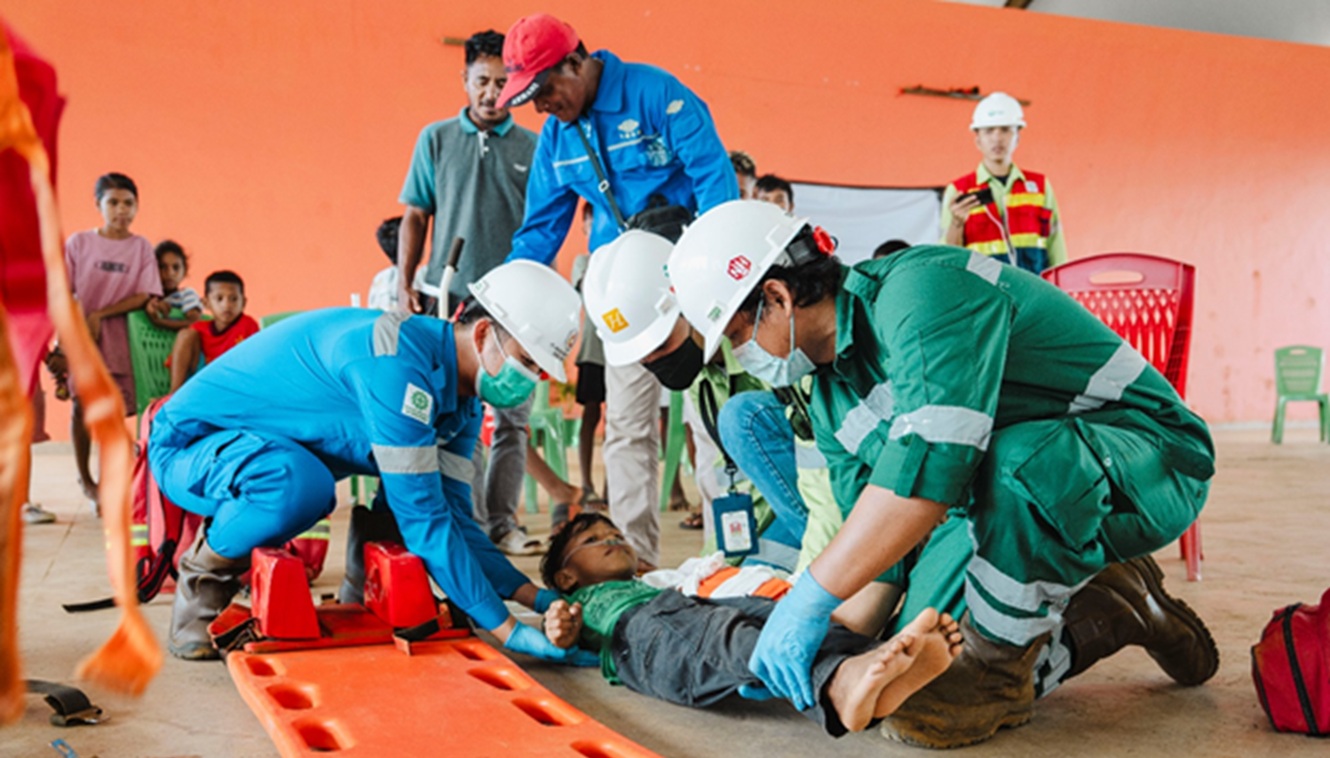 WARGA Desa Kawasi memerankan korban bencana dalam simulasi evakuasi untuk meningkatkan kesiapsiagaan dan respons darurat