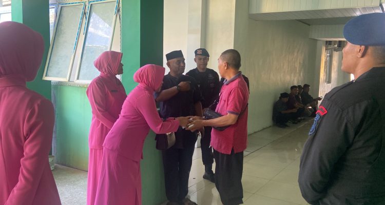 BEBERAPA Bhayangkari Brimob Polda Malut saat menemui Keluarga Korban Penganiayaan di RSUD Chasan Boesoirie, Ternate 