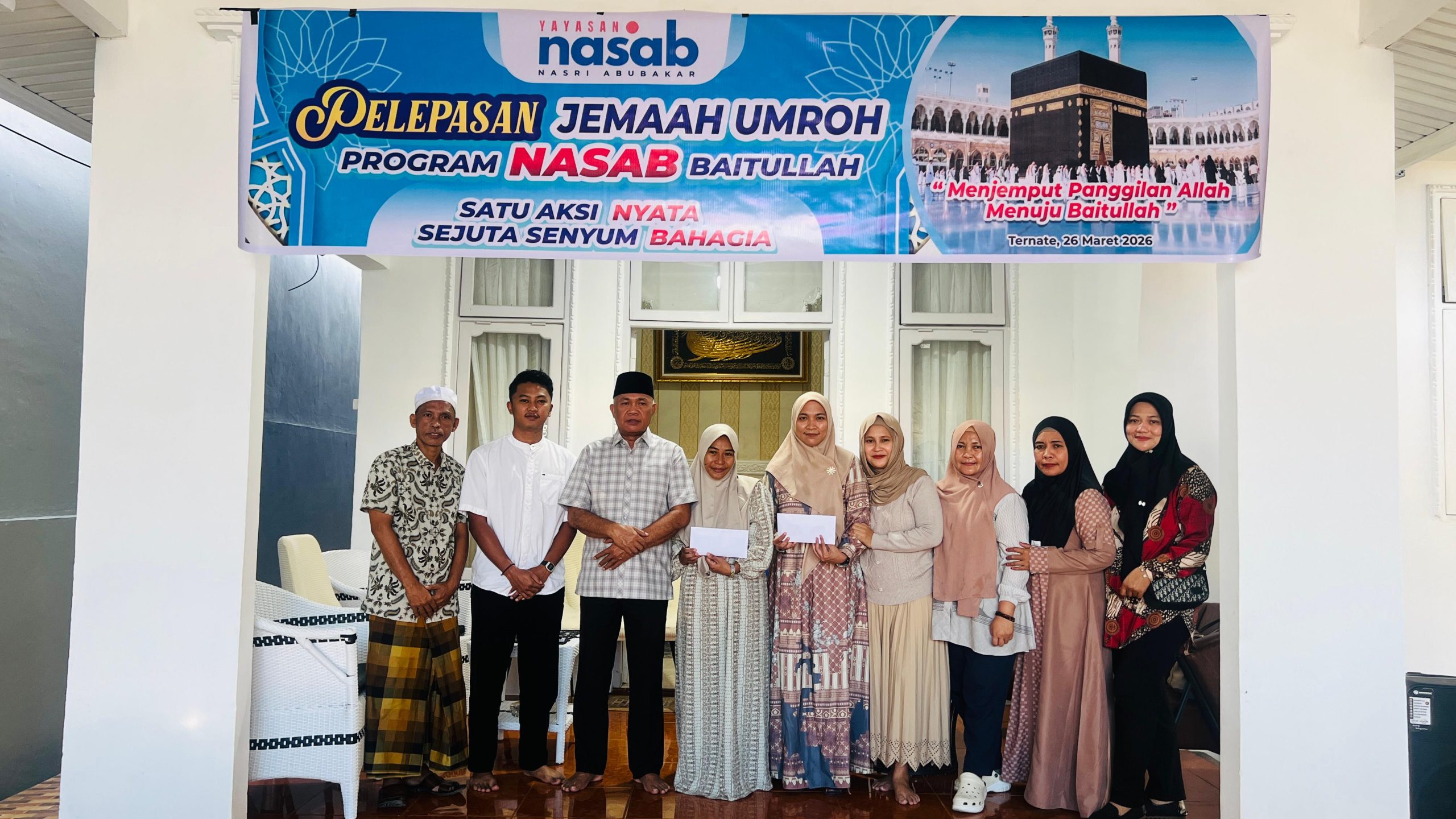 PENDIRI Yayasan Nasab, Nasri Abubakar didampingi istrinya Nursinta D. Ode pose bersama dua calon jemaah umroh dari Nasab, Kamis (26/3/2026)