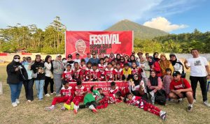 SSB Indonesia Muda Ternate pose bersama,.merayakan status juara umum Festival Sepak Bola Usia Dini Piala Wali Kota Tidore Cup I tahun 2026 kategori usia 9-12 di Stadion Sangaji Jiko Malafo, Kelurahan Mareku, Kota Tidore Kepulauan, Minggu (29/3/2026).