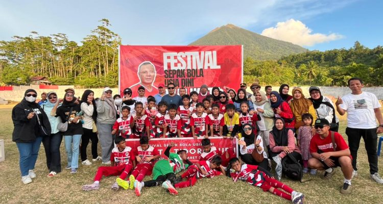 SSB Indonesia Muda Ternate pose bersama,.merayakan status juara umum Festival Sepak Bola Usia Dini Piala Wali Kota Tidore Cup I tahun 2026 kategori usia 9-12 di Stadion Sangaji Jiko Malafo, Kelurahan Mareku, Kota Tidore Kepulauan, Minggu (29/3/2026).
