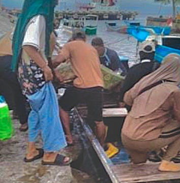 KONDISI pasien rujukan dari Pulau Moti saat diturunkan dari perahu pajeko