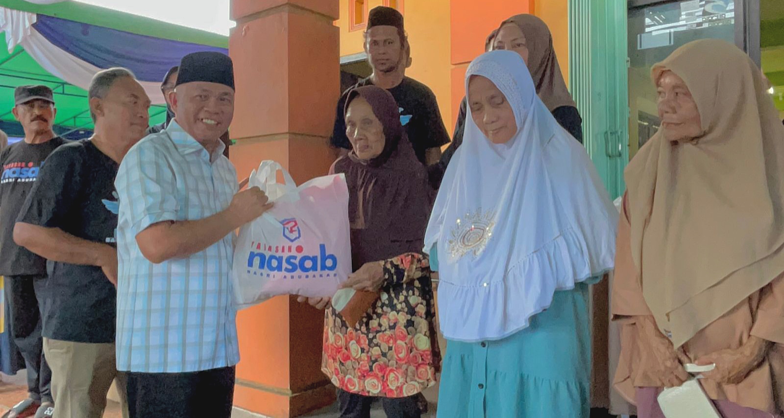 PEMBAGIAN seribu paket sembako oleh Yayasan Nasab, di kelurahan Tanah Tinggi, Minggu (8/3/2026)
