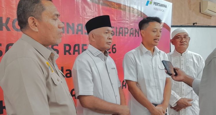 SALES Area Manager PT. Pertamina Patra Niaga Maluku Utara, Candra Dion Sidabariba, bersama Ketua DPC Hiswana Migas Malut, Nasri Abubakar, saat diwawancarai awak media usai rakor, Senin (9/3/2026)