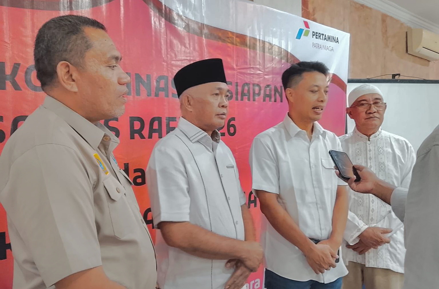 SALES Area Manager PT. Pertamina Patra Niaga Maluku Utara, Candra Dion Sidabariba, bersama Ketua DPC Hiswana Migas Malut, Nasri Abubakar, saat diwawancarai awak media usai rakor, Senin (9/3/2026)