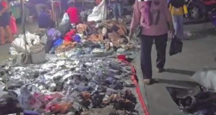 SUASANA dagang dalam terminal gamalama ternate, Minggu (15/3/2026) malam