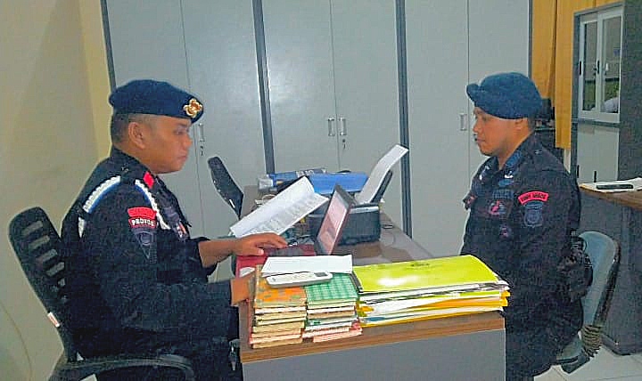 OKNUM Anggota Brimob Malut Bripka RD saat menjalani pemeriksaan