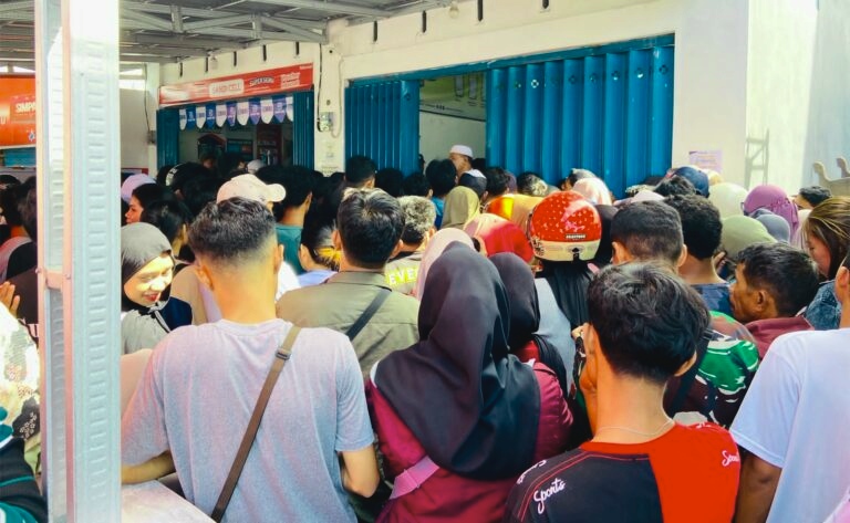 SUASANA antrian pembelian tiket subsidi kapal laut di ruko, Mangga Dua