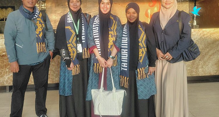 DUA jemaah umroh gratis dari yayasan Nasab pose bersama jemaah lainnya di bandara Soekarno-Hatta, Minggu (29/3/2026)