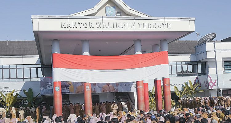 WALI kota ternate M. Tauhid Soleman saat mengambil apel pagi, Senin (30/3/2026) WALI kota ternate M. Tauhid Soleman saat mengambil apel pagi, Senin (30/3/2026)