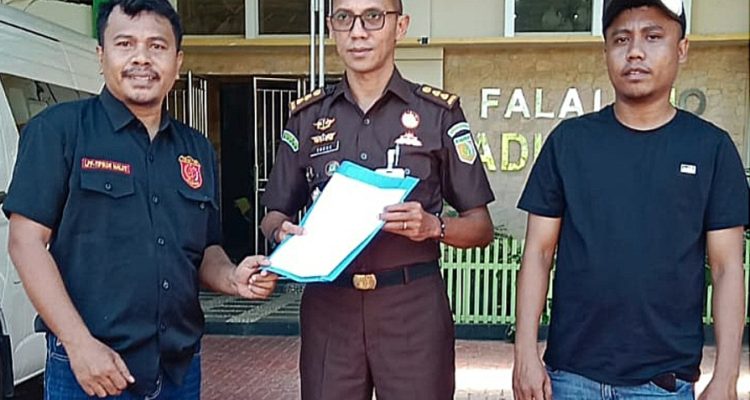 MASSA aksi menyerahkan tuntutan dugaan suap dan korupsi Rizal Marsaoly ke Kejati Maluku Utara, Senin (30/3/2026)