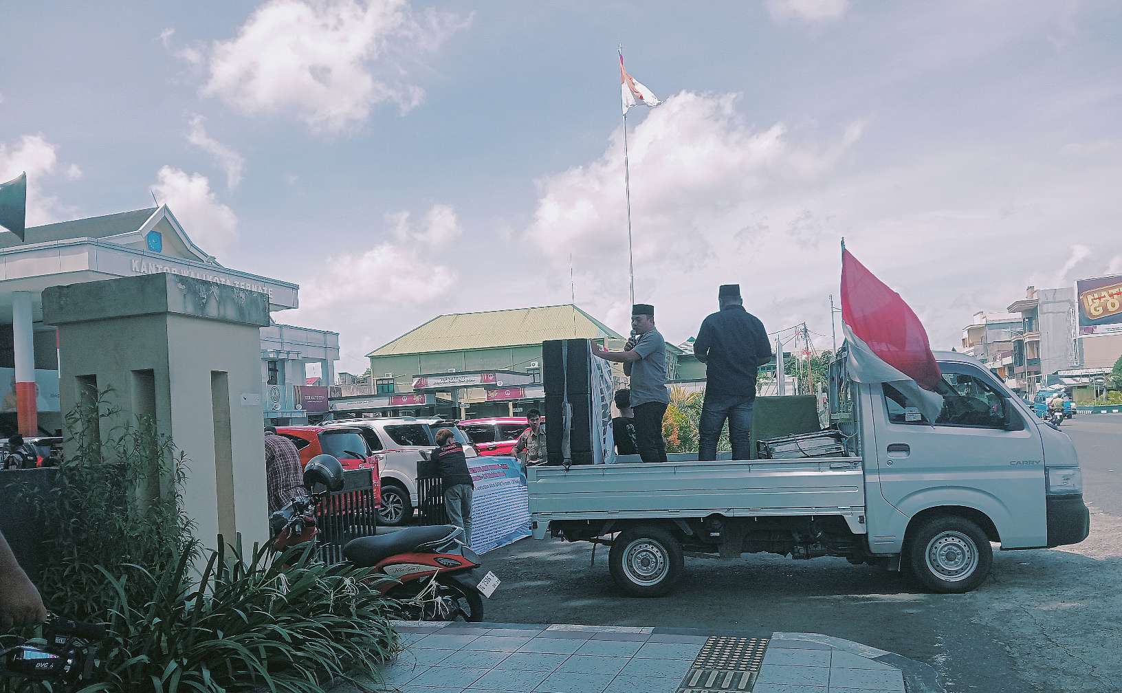 FBAK menggelar aksi di depan kantor walikota Ternate, Maluku Utara, Senin (2/3/2026)