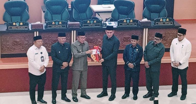 WALIKOTA Ternate M. Tauhid Soleman menyerahkan dokumen LKPJ tahun 2025 ke DPRD Kota Ternate, Rabu (4/3/2026)