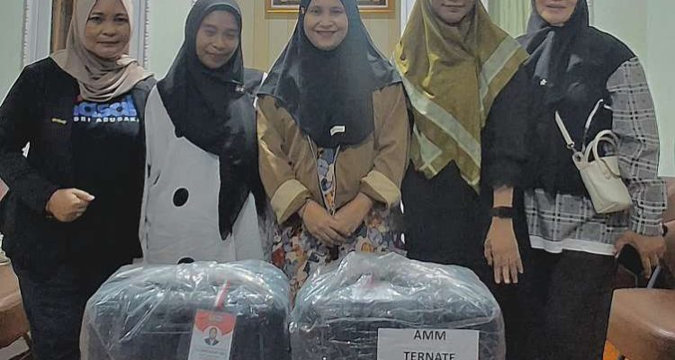 BENDAHARA Yayasan Nasab, Nursinta D. Ode (tengah) berpose dengan dua warga ternate yang berkesempatan umroh gratis