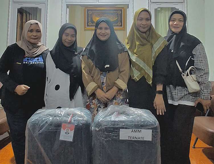 BENDAHARA Yayasan Nasab, Nursinta D. Ode (tengah) berpose dengan dua warga ternate yang berkesempatan umroh gratis