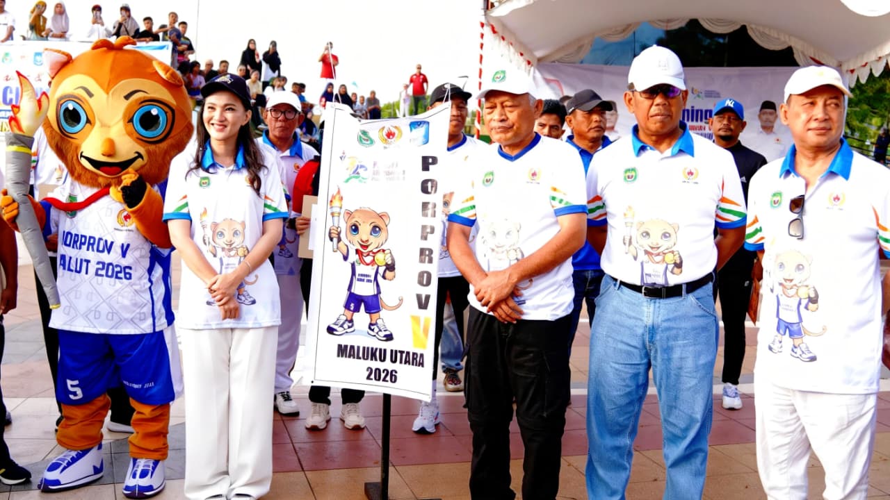 GUBERNUR Sherly Tjoanda (kiri) pose bersama wakil gubernur Sarbin Sehe dan ketua DPRD Provinsi Maluku Utara Ikbal Ruray pada kegiatan launching logo dan maskot Porprov V 2026 Maluku Utara di Landmark Minggu, (12/4/2026)