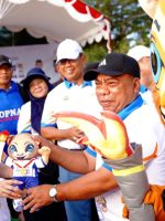 GUBERNUR Sherly Tjoanda menyerahkan maskot Porprov V 2026 kepada Bupati Halmahera Utara, Piet Hein Babua pada acara di Landmark, Minggu (12/4/2026)