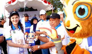 GUBERNUR Sherly Tjoanda menyerahkan maskot Porprov V 2026 kepada Bupati Halmahera Utara, Piet Hein Babua pada acara di Landmark, Minggu (12/4/2026)