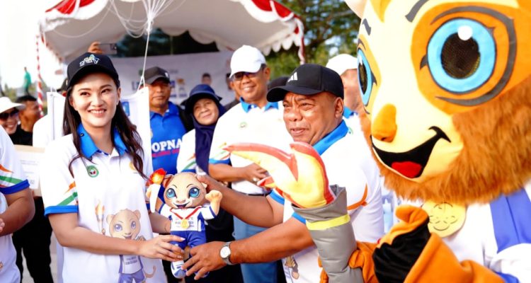 GUBERNUR Sherly Tjoanda menyerahkan maskot Porprov V 2026 kepada Bupati Halmahera Utara, Piet Hein Babua pada acara di Landmark, Minggu (12/4/2026)
