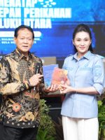 GUBERNUR Sherly Tjoanda menerima buku usai kegiatan Forum Diskusi Terpumpun (FGD) bertajuk "Menata Masa Depan Perikanan Malut" di Ballroom Bella Hotel Ternate, Sabtu (11/4/2026)