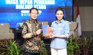 GUBERNUR Sherly Tjoanda menerima buku usai kegiatan Forum Diskusi Terpumpun (FGD) bertajuk "Menata Masa Depan Perikanan Malut" di Ballroom Bella Hotel Ternate, Sabtu (11/4/2026)