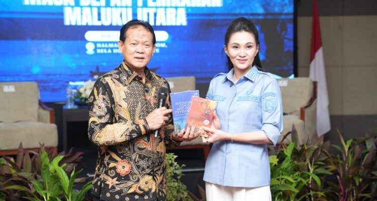 GUBERNUR Sherly Tjoanda menerima buku usai kegiatan Forum Diskusi Terpumpun (FGD) bertajuk "Menata Masa Depan Perikanan Malut" di Ballroom Bella Hotel Ternate, Sabtu (11/4/2026)