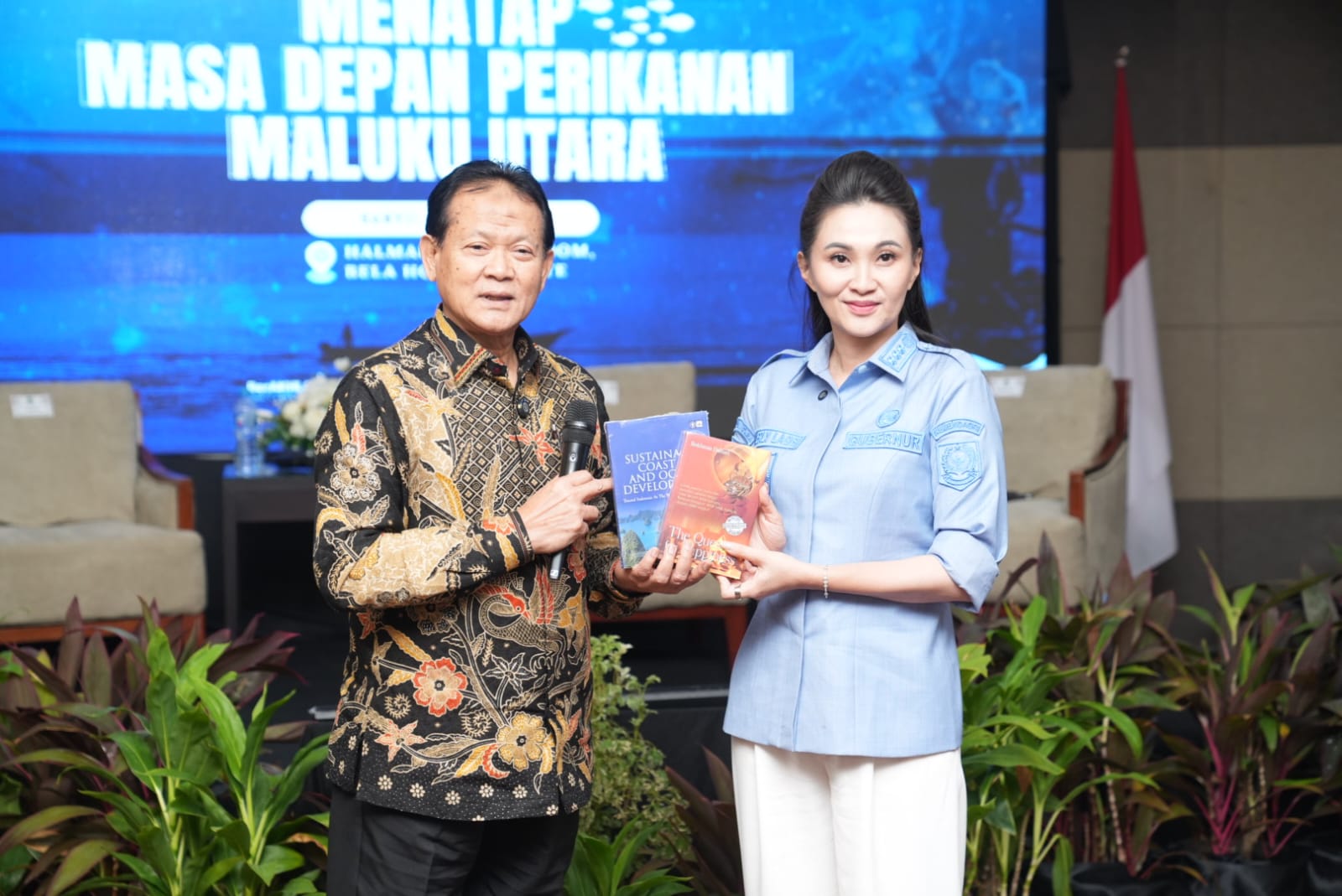 GUBERNUR Sherly Tjoanda menerima buku usai kegiatan Forum Diskusi Terpumpun (FGD) bertajuk "Menata Masa Depan Perikanan Malut" di Ballroom Bella Hotel Ternate, Sabtu (11/4/2026)