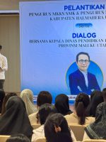 KEPALA Dinas Pendidikan dan Kebudayaan (Kadikbud) Maluku Utara, Abubakar Abdullah, memberikan sambutan di kegiatan Musyawarah Kerja Kepala Sekolah (MKKS) dan Musyawarah Guru Mata Pelajaran (MGMP) se-Kabupaten Halmahera Utara, Selasa, (14/4/2026.