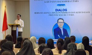 KEPALA Dinas Pendidikan dan Kebudayaan (Kadikbud) Maluku Utara, Abubakar Abdullah, memberikan sambutan di kegiatan Musyawarah Kerja Kepala Sekolah (MKKS) dan Musyawarah Guru Mata Pelajaran (MGMP) se-Kabupaten Halmahera Utara, Selasa, (14/4/2026.