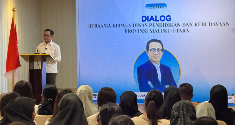 KEPALA Dinas Pendidikan dan Kebudayaan (Kadikbud) Maluku Utara, Abubakar Abdullah, memberikan sambutan di kegiatan Musyawarah Kerja Kepala Sekolah (MKKS) dan Musyawarah Guru Mata Pelajaran (MGMP) se-Kabupaten Halmahera Utara, Selasa, (14/4/2026.