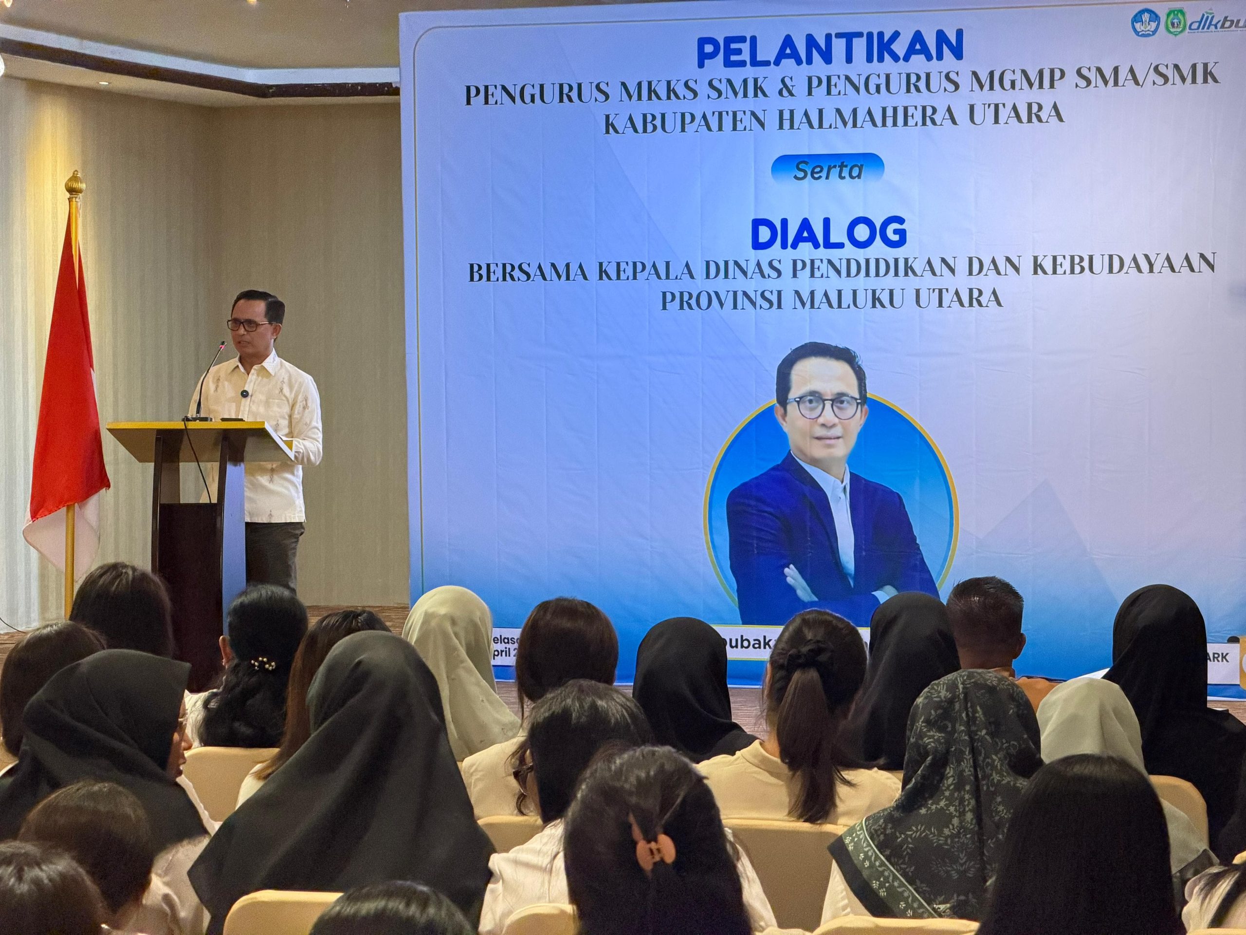 KEPALA Dinas Pendidikan dan Kebudayaan (Kadikbud) Maluku Utara, Abubakar Abdullah, memberikan sambutan di kegiatan Musyawarah Kerja Kepala Sekolah (MKKS) dan Musyawarah Guru Mata Pelajaran (MGMP) se-Kabupaten Halmahera Utara, Selasa, (14/4/2026.