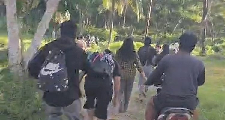 WARGA Batang dua, Kamis (2/4/2026) panik berhamburan, mengamankan diri di daerah ketinggian setelah mengetahui air laut mulai surut
