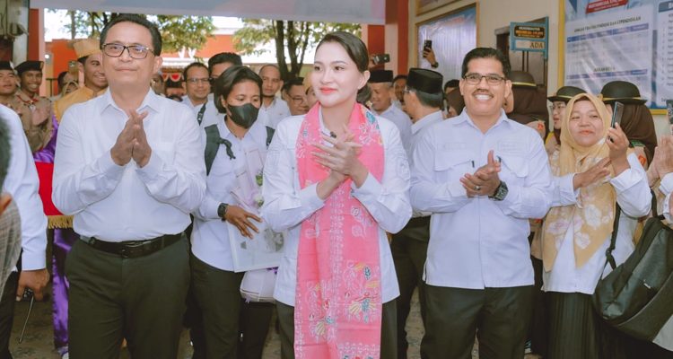 GUBERNUR Sherly Tjoanda bersama Kadis Pendidikan dan Kebudayaan, Abubakar Abdullah, meluncurkan Transparansi Pengelolaan Dana BOSP dan BOSDA tingkat SMA, SMK, dan SLB, sekaligus meninjau kondisi sarana dan prasarana di SMAN 10 Ternate, Rabu (15/10/2025) lalu.