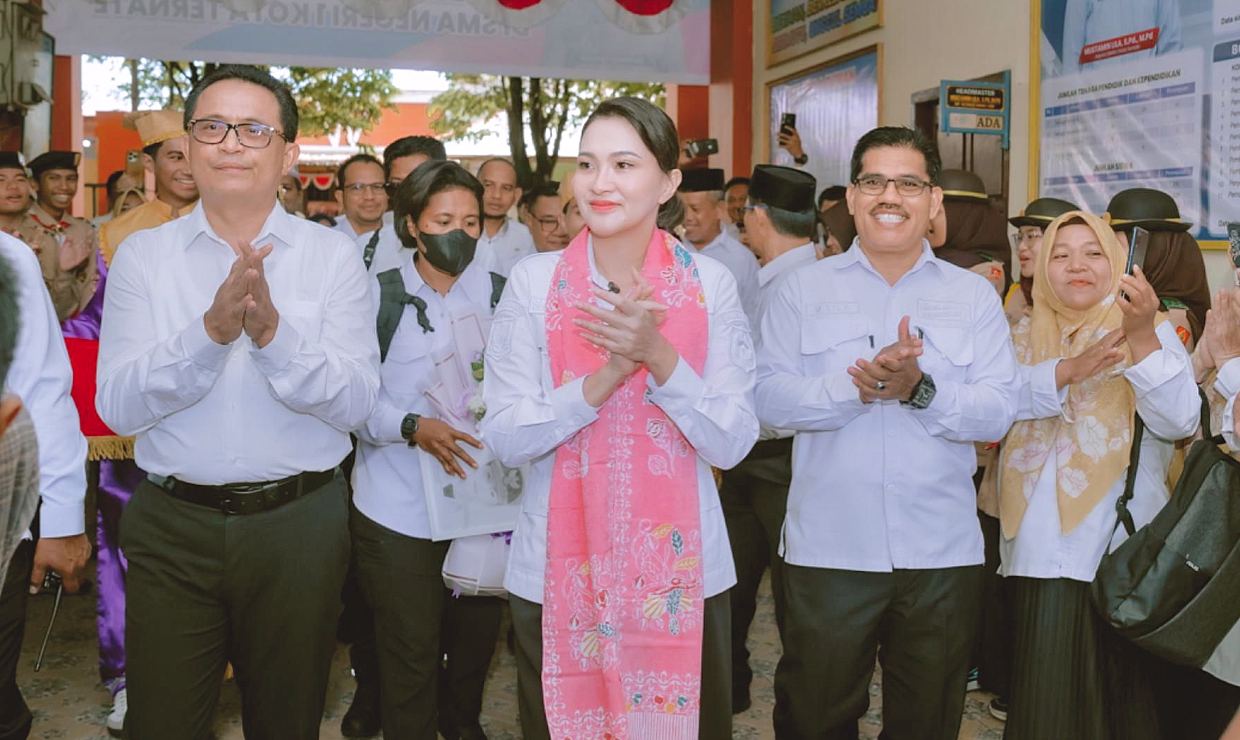 GUBERNUR Sherly Tjoanda bersama Kadis Pendidikan dan Kebudayaan, Abubakar Abdullah, meluncurkan Transparansi Pengelolaan Dana BOSP dan BOSDA tingkat SMA, SMK, dan SLB, sekaligus meninjau kondisi sarana dan prasarana di SMAN 10 Ternate, Rabu (15/10/2025) lalu.