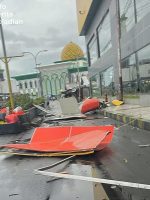 PANEL dinding plaza gamalama modern ambruk saat dihantam angin kencang pada, Selasa (14/4/2026) dini hari