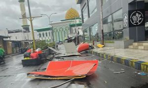 PANEL dinding plaza gamalama modern ambruk saat dihantam angin kencang pada, Selasa (14/4/2026) dini hari