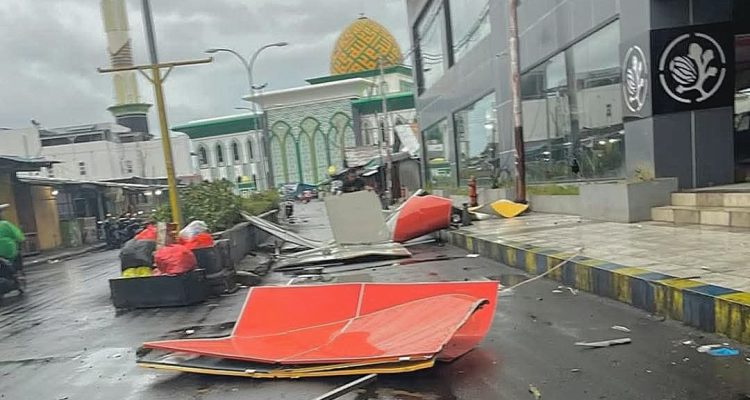 PANEL dinding plaza gamalama modern ambruk saat dihantam angin kencang pada, Selasa (14/4/2026) dini hari