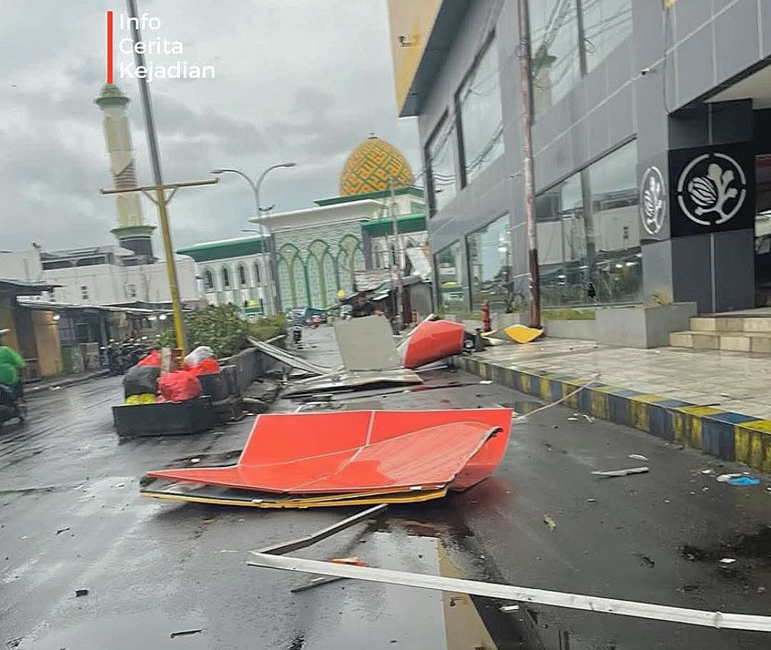 PANEL dinding plaza gamalama modern ambruk saat dihantam angin kencang pada, Selasa (14/4/2026) dini hari