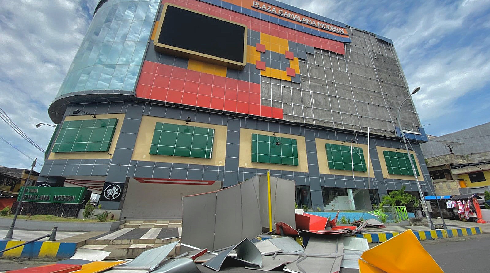 PANEL dinding plaza gamalama modern ambruk saat dihantam angin kencang tahun lalu.