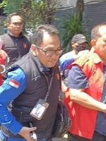 PEJABAT dinas ESDM Jawa Timur (Jatim) diamankan Jaksa setelah dijadikan tersangka kasus pungutan liar izin tambang. (Kejaksaan Tinggi Jawa Timur)