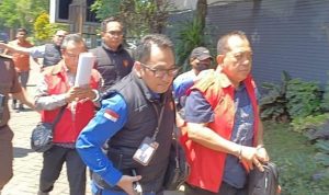 PEJABAT dinas ESDM Jawa Timur (Jatim) diamankan Jaksa setelah dijadikan tersangka kasus pungutan liar izin tambang. (Kejaksaan Tinggi Jawa Timur)