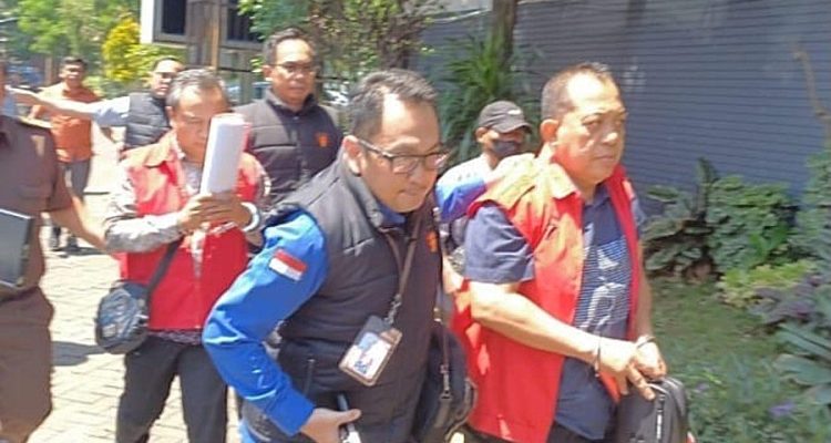 PEJABAT dinas ESDM Jawa Timur (Jatim) diamankan Jaksa setelah dijadikan tersangka kasus pungutan liar izin tambang. (Kejaksaan Tinggi Jawa Timur)