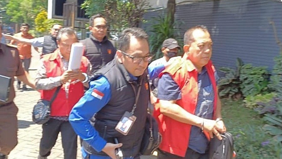 PEJABAT dinas ESDM Jawa Timur (Jatim) diamankan Jaksa setelah dijadikan tersangka kasus pungutan liar izin tambang. (Kejaksaan Tinggi Jawa Timur)