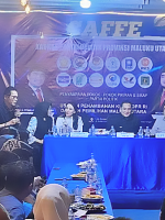 SUASANA diskusi penambahan kursi di DPR RI dapil Maluku Utara oleh kaukus partai politik Maluku Utara bersama Ketua Komisi II DPR RI Muhammad Rifkinizamy Kursayuda dan Ketua KPU RI Mochammad Afifudin dan Gubernur Maluku Utara Sherly Tjoanda di Kafe Restorasi, NasDem Malut, Selasa (21/4/2026) malam