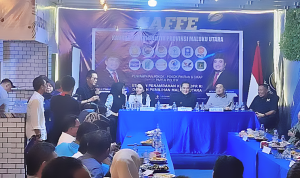 SUASANA diskusi penambahan kursi di DPR RI dapil Maluku Utara oleh kaukus partai politik Maluku Utara bersama Ketua Komisi II DPR RI Muhammad Rifkinizamy Kursayuda dan Ketua KPU RI Mochammad Afifudin dan Gubernur Maluku Utara Sherly Tjoanda di Kafe Restorasi, NasDem Malut, Selasa (21/4/2026) malam